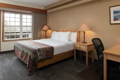 Image de Experience Comfort at This Cozy Lodge-styled Family Room w/ Balcony