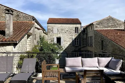 Image de Maison de caractère en centre-ville. Idéale pour les amis et les familles!