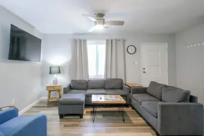 Image de Brick Beauty/ Spacious Street-Side Duplex Stay\n