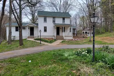 Image de Secluded 4-Bedroom house on wooded waterfront property adjoining Penn's Creek.