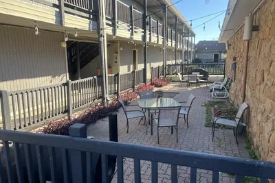 Image de The Lodge. Hotel suite, fitness room, Pool. In Runaway Bay on Lake Bridgeport