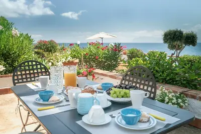 Image de Villa with stunning views and private access to the sea