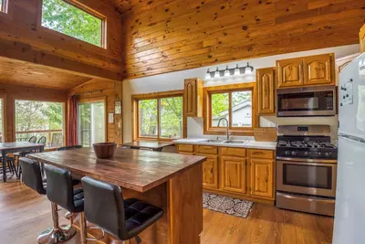 Image de 4-bedroom cabin in Beautiful Bemidji with Ac, WiFi, Game room, 2 kitchens