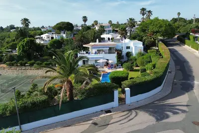 Image de Beautiful, well maintained villa, pool and attractive garden, near Carvoeiro.