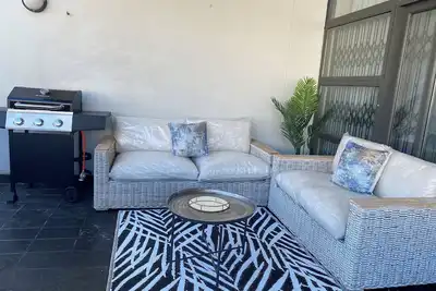 Image de Luxurious 2-bedroom apartment in vibrant Cape Town City, with mountain views