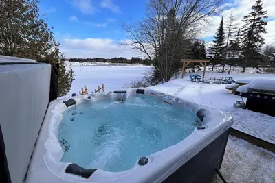 Image de Riverfront Retreat/Hot Tub/ Short Walk to Downtown