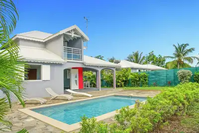 Image de Villa Yanachrys avec piscine privée, située seulement à 5 mn en voiture du bourg