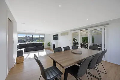 Logans Beach Apartments - The Beach House