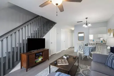 Image de Modern & Stylish Condo Near Uf - Foxmoor