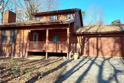 Image de Cozy and Comfy with Lake Access