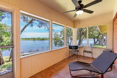 Image de Fun-Filled Lakeside Retro Retreat!