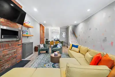 Image de Rooftop Views & Free Parking | Downtown Haven