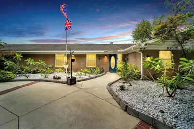 Image de Luxury Hideaway - Lakefront - Mini Golf, Pool + More!