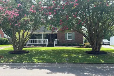 Image de Charming brick home in a historic 18th century waterfront town.