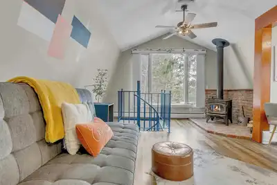 Image de Treehouse Chalet, Wood Fireplace, Wraparound Porch