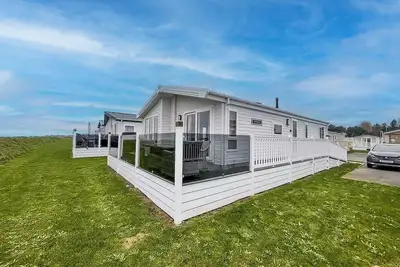 Image de Stunning lodge with full sea views and decking at Broadland Sands ref 20076cf