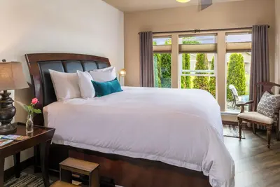 Image de Modern one bedroom in quiet lakeside retreat near wineries, dock, boats and more!