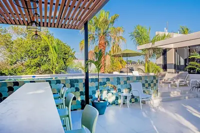 Image de Pelikanos on 10 Avenue - Blue Parrot-