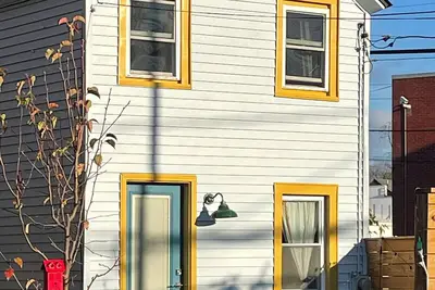 Image de Cozy house with fenced yard in Kingston's Midtown Arts District, dogs welcome!