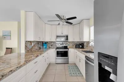 Image de Tranquil 2b\/2b house in Marathon - 50' dock, heated pool and tiki hut over water