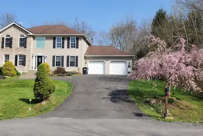 Image de Modern Spacious Retreat with 2 Game Rooms, Theater, Hot Tub