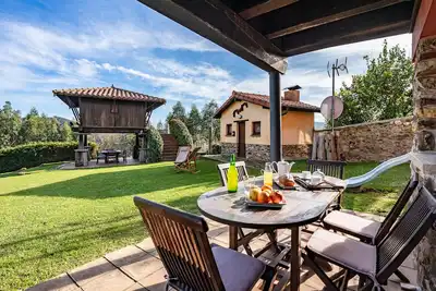 Image de Maison de campagne \"Casa De Abajo\" avec vue sur les montagnes, jardin privé et Wi-Fi