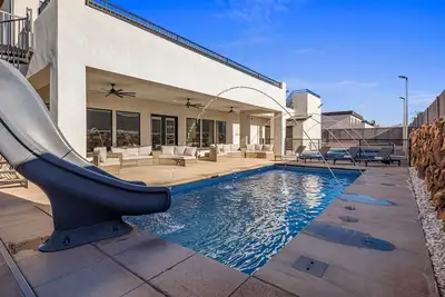 Image de Pecan Valley Resort|Private Pool w/Slide, Smart Tv's, & Pickleball Court