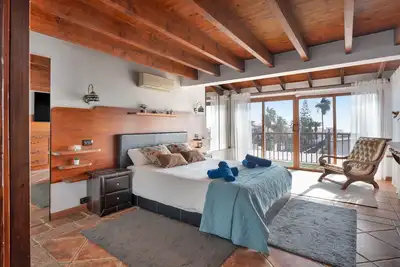 Image de Villa de vacances 'Lola Sunset Place' avec vue sur la mer, piscine chauffée et climatisation