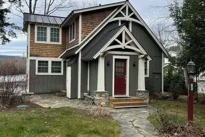 Charming Lake Rescue Cottage