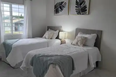 Image de Irie Rock 4 mins to the beach Cosy 2 bed with Modern Comforts in Discovery Bay