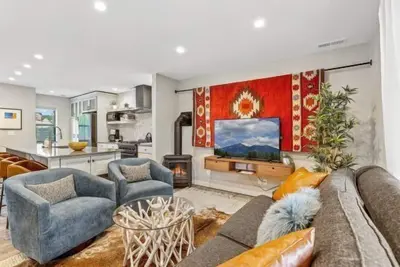 Image de Sleek Chic Mountain Retreat with Loft Studio | Hot Tub | Walk to  Downtown & Nau