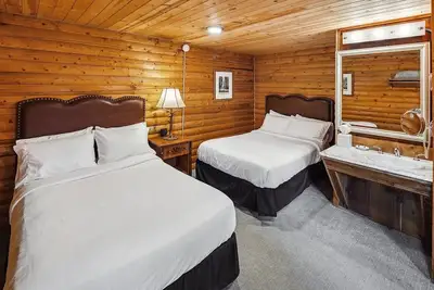 Image de Standard Double Caribou Cabin