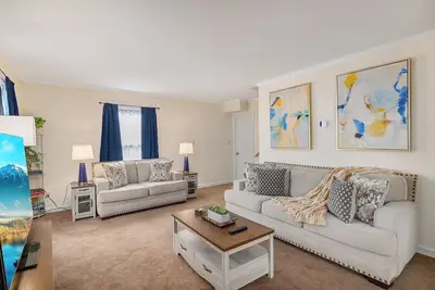 Image de New! Introductory Rate! Walking Distance to Restaurants, Bars, Shops, Cafes, etc