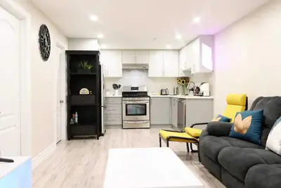 Image de Cozy 3-Bedroom Basement Apartment. Family-friendly!