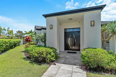 Spacious 4br Poolside Escape