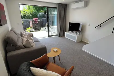 Image de New Merivale townhouse, centrally located by Hagley Park and City.