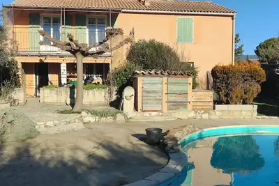 Image de Maison avec piscine en plein cœur du Luberon, idéal pour les familles.