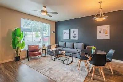 Image de Charming Escape | Balcony, Pool, W/D, Sleeps 4