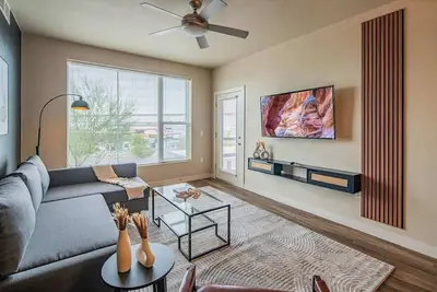 Image de Group-Friendly Apt | Pool, Gym, Parking, W/D, Balcony