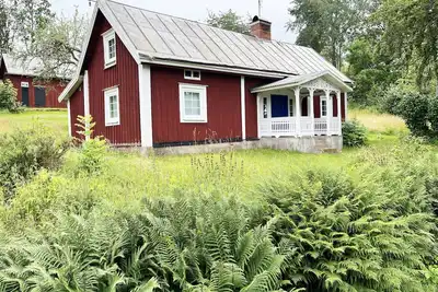 Image de Small red cottage located close to forest outside Virserum | Se05062