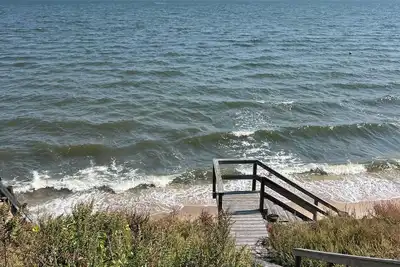 Image de Charming 3-bedroom bay front home totally renovated jacuzzi, fireplace & sunroom