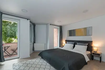 Image de Riverfront 2bd Old Town Apartment by Hostlovers