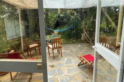 Image de Logement avec sa terrasse privée dans jardin tropical,