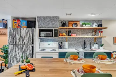 Image de Bright 2-Bedroom Suite | 8 Mins to Dt | Newly Furnished & Cozy!