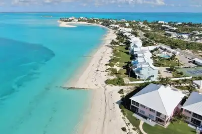 Image de \"Pretty in Pink\" Luxury 3-Bedroom, 3-Bathroom Oceanfront Condo