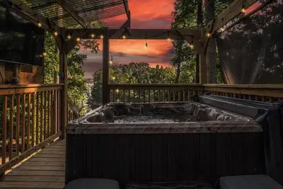 Image de Magical lake cabin with private mini golf, hot tub + epic game room!