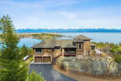 Image de Juniper Presents: Stunning 4-Br Lakeview Home on Craggy Cliff