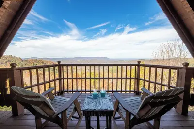Image de *Spacious 3bd Cabin w/ Views! Hot Tub + Games! *
