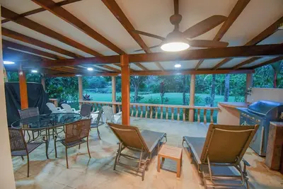 Image de Elegant 4-Bedroom Peaceful Retreat
