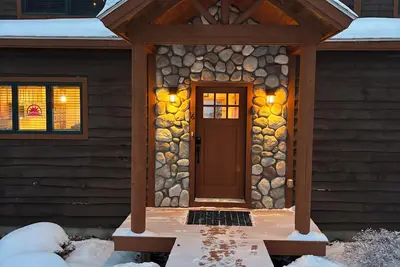 Image de Spacious 4-bedroom Ski- in/ Ski-out condo in enchanting Sunday River w/ Hot Tub